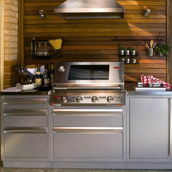 Cocina exterior moderna con barbacoa Signature 3000 de acero inoxidable y campana extractora.