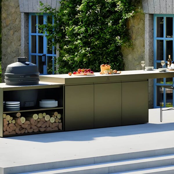 Cocina de exterior OFYR Cozinha Sylt instalada en una terraza, con kamado de cerámica, espacio de almacenamiento y encimera decorada con alimentos y bebidas.