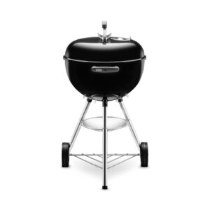 Barbacoa de carbón Weber Bar-B-Kettle de 47 cm, vista frontal con tapa cerrada y diseño compacto.