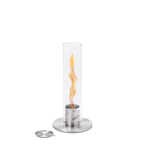 Una lámpara de fuego de mesa Spin 90 encendida con una base de metal plateado y una llama elegante en un fondo blanco.