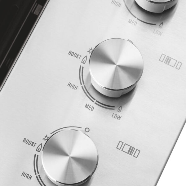 Panel de control de la Barbacoa Encastrable Proline® 6B con perillas de acero inoxidable y ajuste de temperatura.