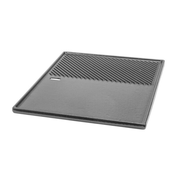 Plancha de hierro fundido BeefEater con superficie reversible, combinando área plana y zona acanalada para marcar carnes.