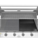 Plancha BeefEater colocada en una barbacoa de la Serie 1200, combinada con parrilla para una mayor flexibilidad de cocción.
