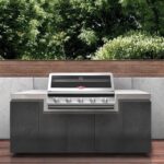Barbacoa Beefeater Signature S2000 5B encastrada en cocina exterior de diseño moderno