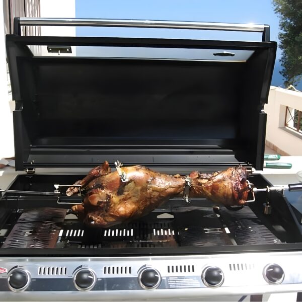 Cordero asándose en el Rustidor Beefeater sobre una barbacoa de gas.