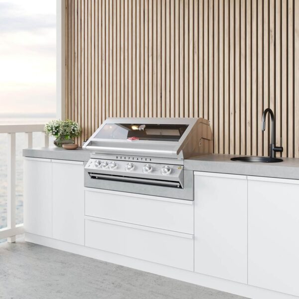 Beefeater Signature 7000 integrada en una cocina de exterior con vista al mar y diseño minimalista.