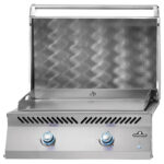 Plancha encastrable Serie 700 de 32 pulgadas en acero inoxidable con mandos retroiluminados apagados y tapa abierta.