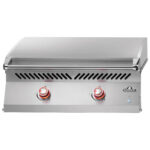 Plancha encastrable de 32 pulgadas con tapa cerrada y mandos retroiluminados en rojo durante funcionamiento activo.