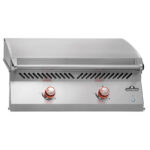 Plancha encastrable de 32 pulgadas en funcionamiento, vista lateral derecha con tapa cerrada y mandos en rojo.