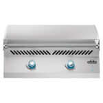 Plancha encastrable de 32 pulgadas con tapa cerrada y mandos retroiluminados en azul en vista frontal centrada.