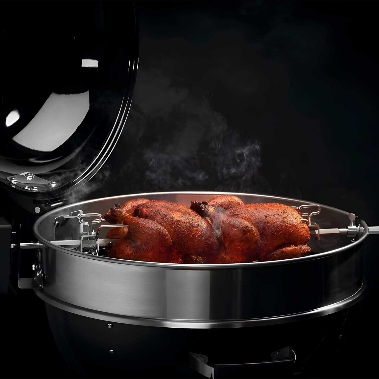 Rustidor Napoleon instalado para cocinar un pollo en la Kettle
