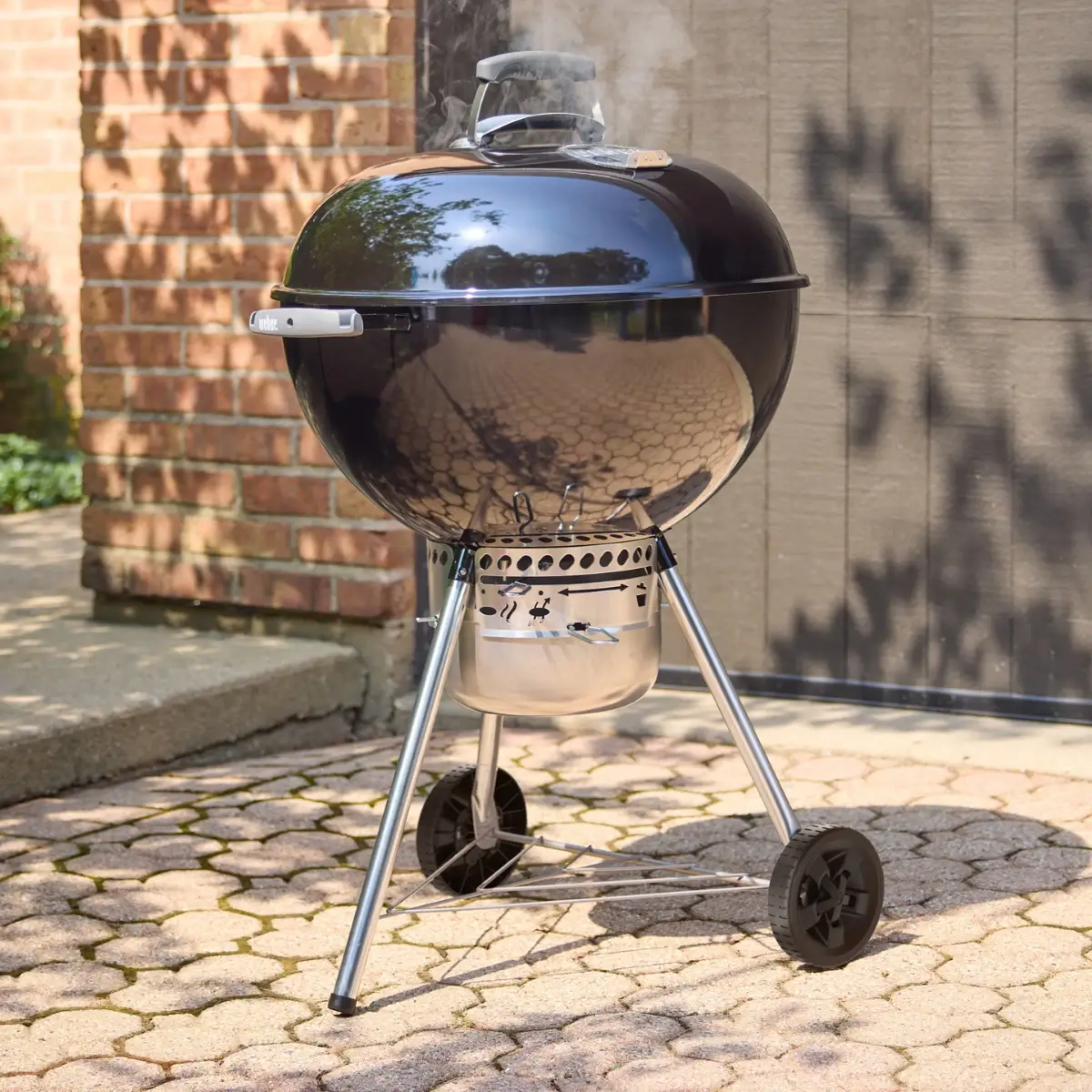 Weber Original Kettle Premium 57 cm instalada en un espacio exterior