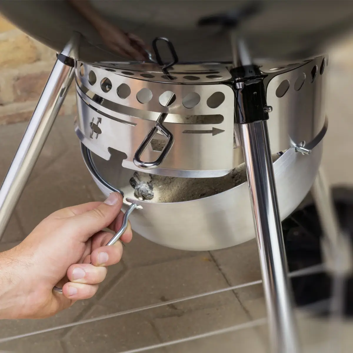 Sistema de limpieza One-Touch con cenicero cerrado de la Weber Original Kettle Premium 57 cm