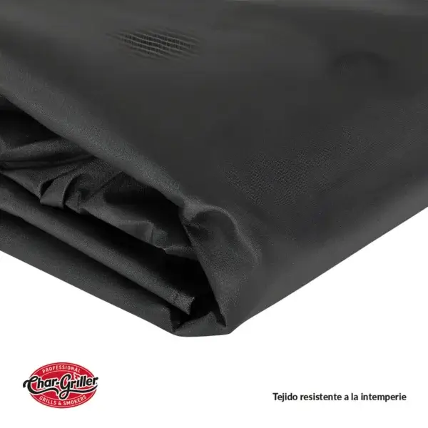 Detalle del tejido negro plegado de la funda Char-Griller 5533 con texto en español sobre resistencia a la intemperie.