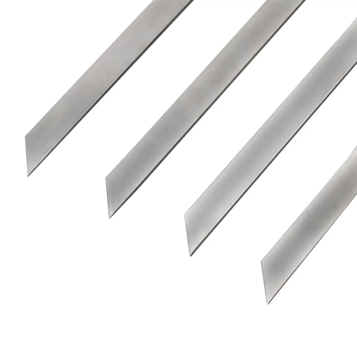 Detalle de las puntas biseladas de cuatro brochetas de acero inoxidable