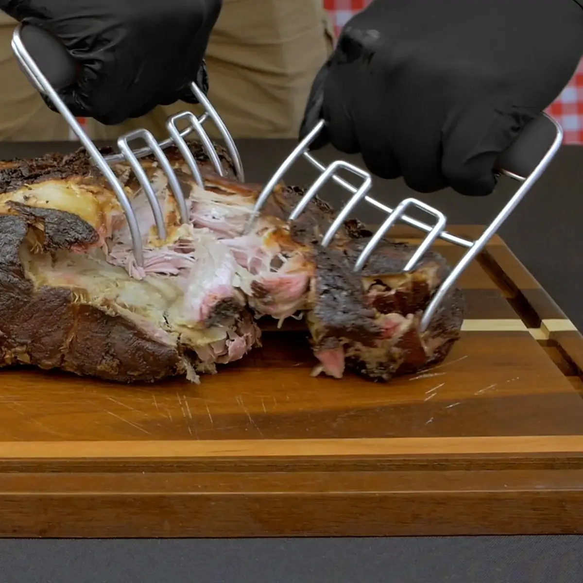 Garras Char-Griller desmenuzando una pieza de carne cocinada
