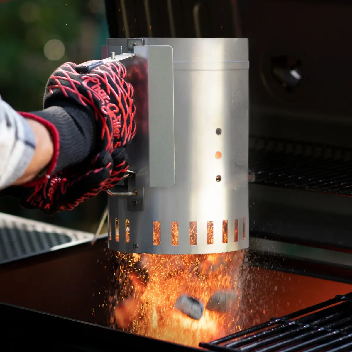 Vertido controlado de brasas con el encendedor de chimenea Char-Griller
