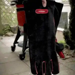 Guante de cuero Kamado Joe colocado en la mano