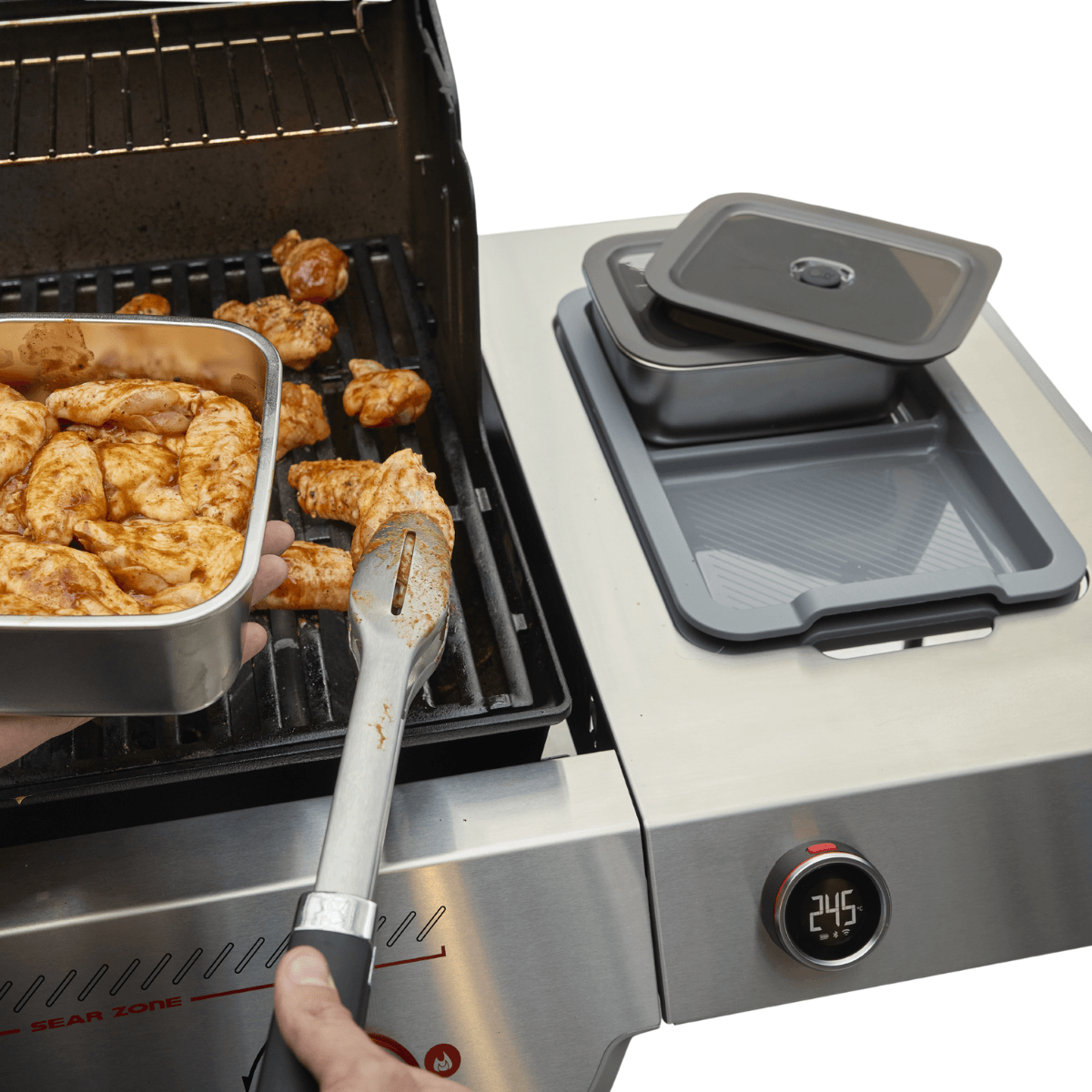 Barbacoa Weber Genesis Smart en uso con apoyo lateral para ingredientes