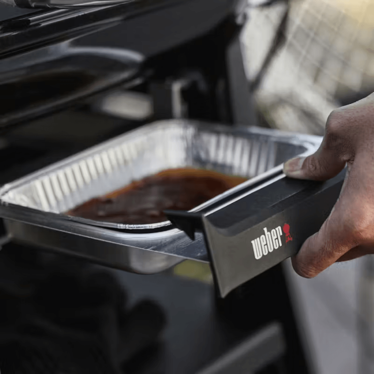 Barbacoa eléctrica Weber Lumin con soporte y plancha en uso exterior