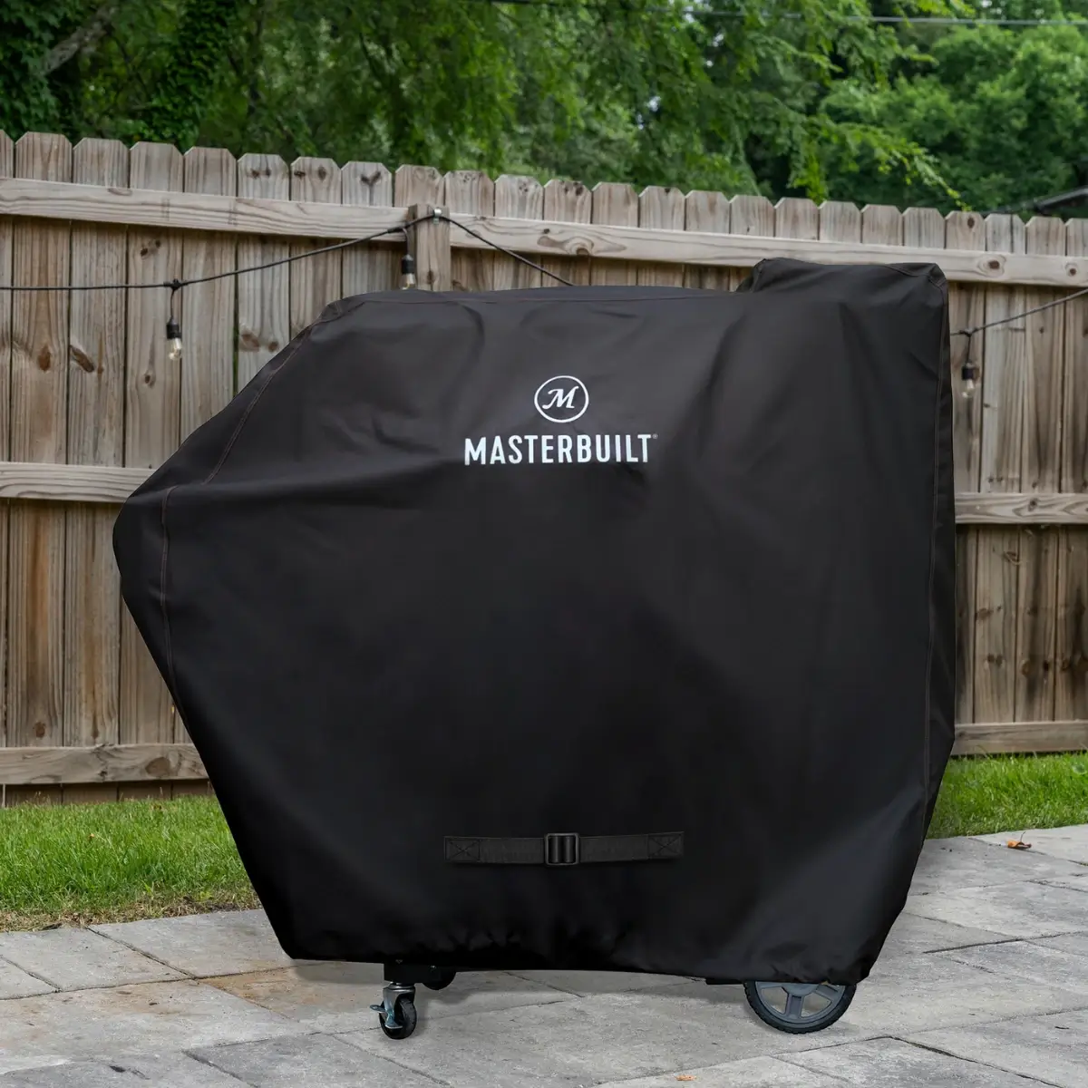 Funda Masterbuilt Gravity Series instalada en una barbacoa en exterior