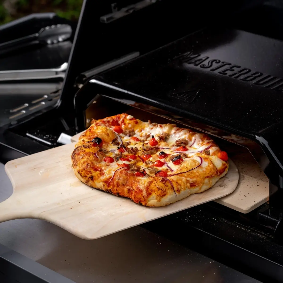 Pizza cocinada en el horno para pizza Masterbuilt
