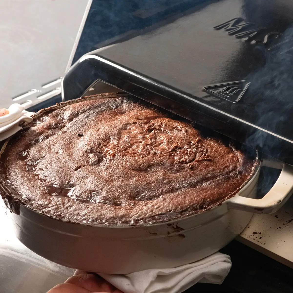 Postre horneado en sartén de hierro con el horno para pizza Masterbuilt