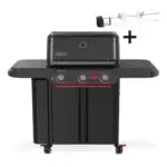 Vista frontal de la Weber Genesis Works E-330WR STEALTH sobre fondo blanco con accesorio de asador giratorio incluido.