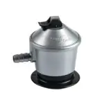 Regulador ComGas gris metalizado de 28-30 mbar en vista lateral izquierda con salida lateral y base negra