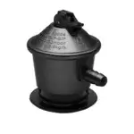 Regulador de seguridad ComGas negro en vista trasera derecha con marcajes grabados y salida lateral visible.
