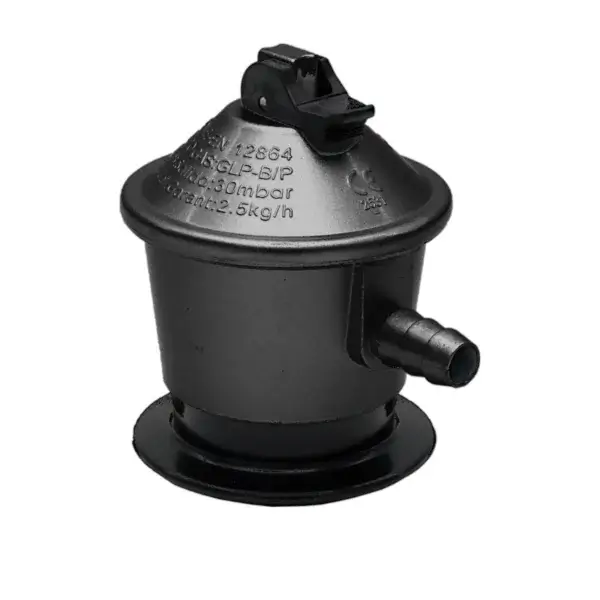 Regulador de seguridad ComGas negro en vista trasera derecha con marcajes grabados y salida lateral visible.