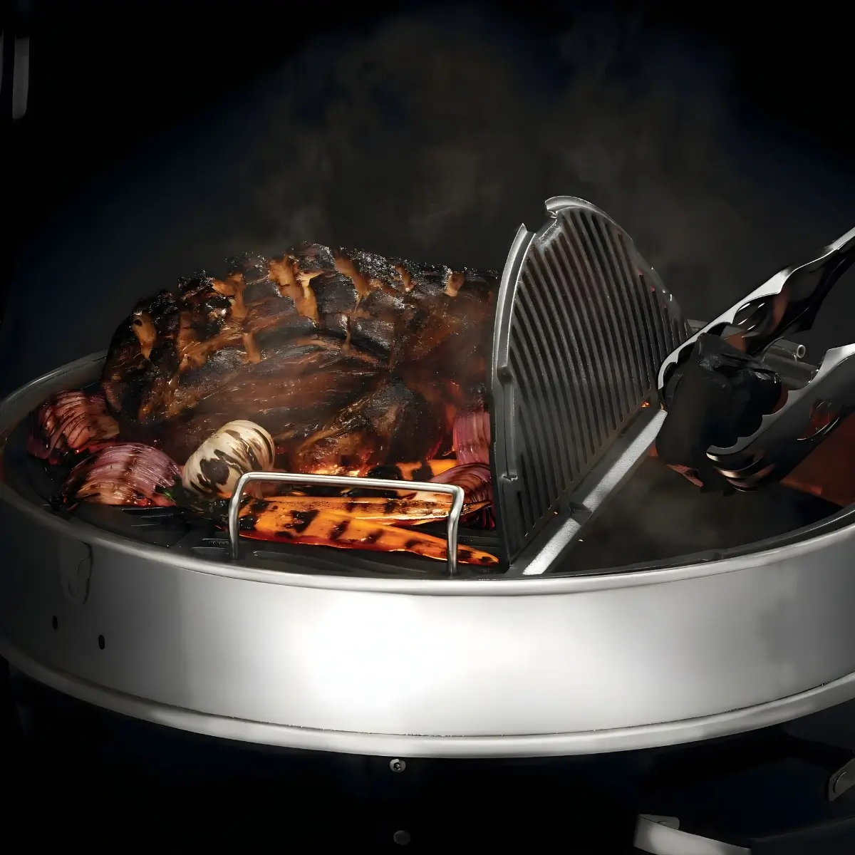 Parrillada de carne, verduras y fruta en barbacoa Napoleon Kettle