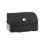 Funda negra GrandPro Premium G sobre una barbacoa empotrable, vista frontal en ángulo desde la izquierda.