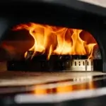 Llamas intensas sobre el quemador dentro de la cámara de un horno Gozney.
