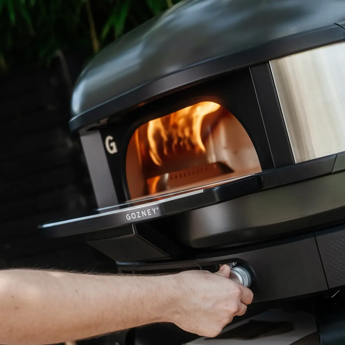 Persona ajustando el control del horno Gozney Dome Gen 2 durante la puesta en marcha