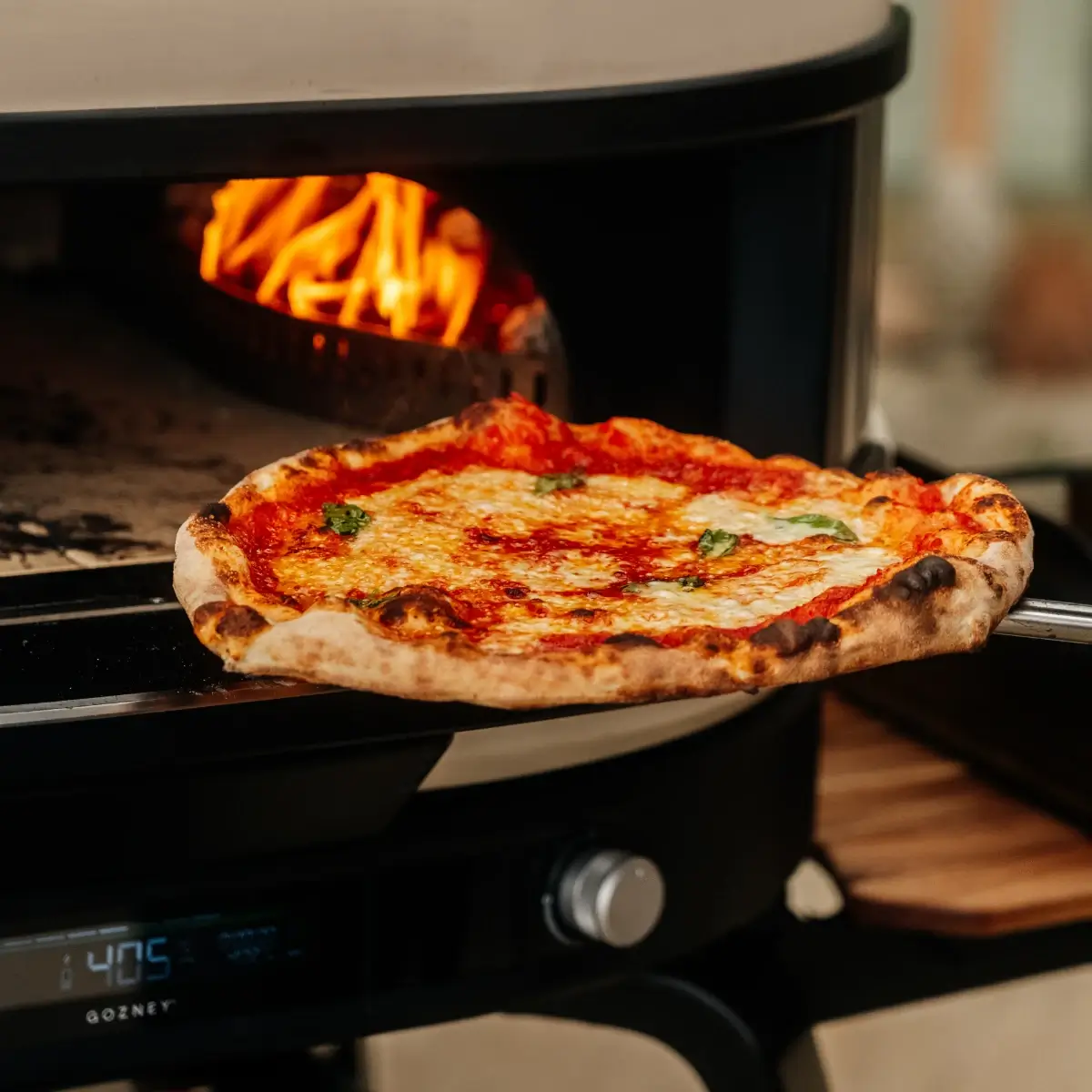 Pizza Margherita saliendo del horno Gozney Dome Gen 2 Off Black