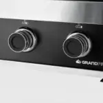 Dos mandos de control metálicos y logotipo GrandPro en el panel frontal de la barbacoa Maxim G5.