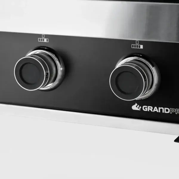 Dos mandos de control metálicos y logotipo GrandPro en el panel frontal de la barbacoa Maxim G5.