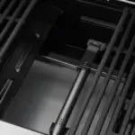 Detalle de un quemador tubular de la GrandPro Maxim G5 bajo las parrillas, sin el difusor de calor.