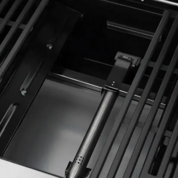Detalle de un quemador tubular de la GrandPro Maxim G5 bajo las parrillas, sin el difusor de calor.