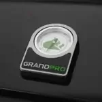 Termómetro integrado con logotipo GrandPro sobre la tapa negra de la barbacoa Maxim G5.