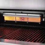 Quemador trasero infrarrojo encendido de la GrandPro Maxim G5, iluminando las parrillas de cocción.