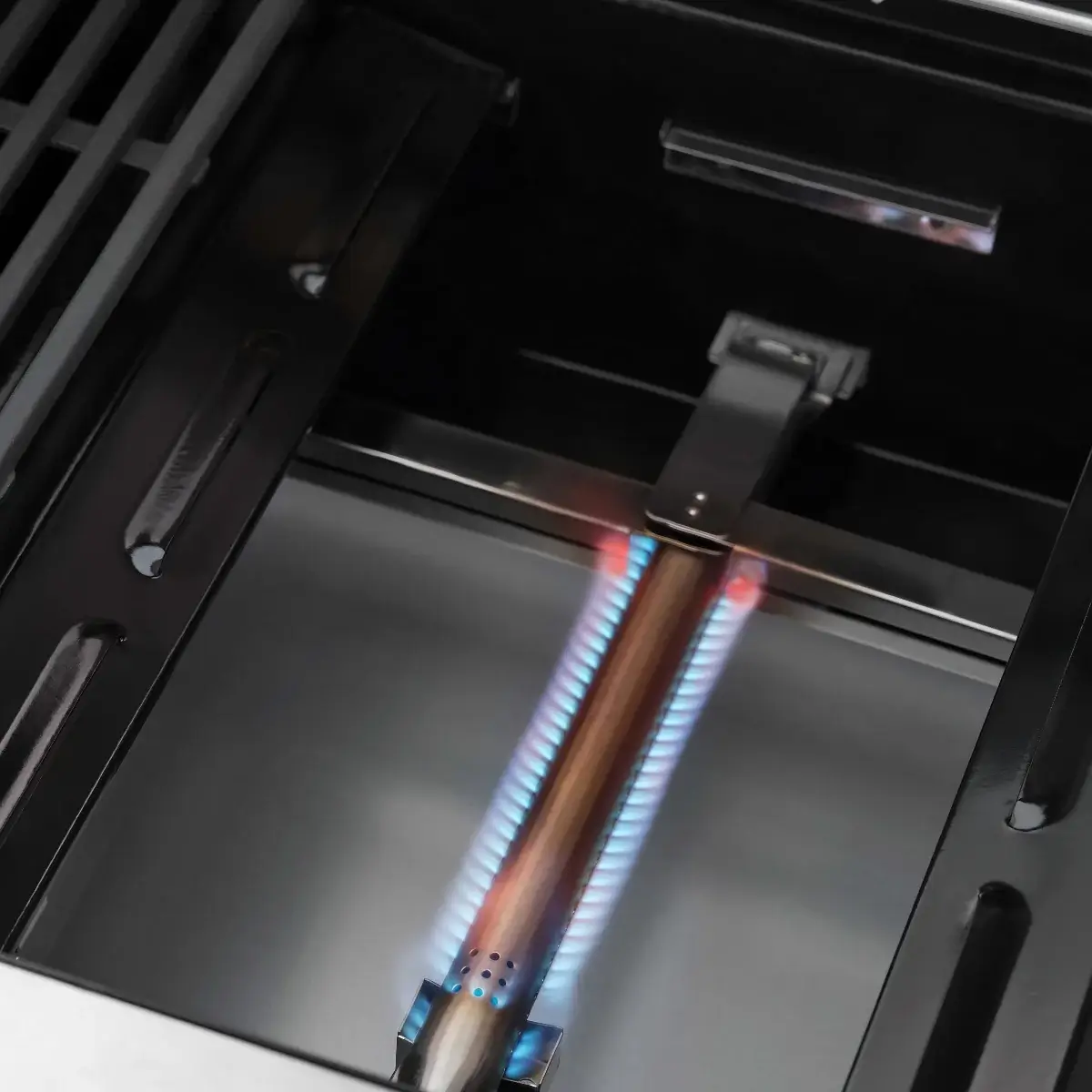 Quemador tubular encendido con llama azul en la Grandpro Maxim G5