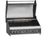 Barbacoa GrandPro Maxim G5 abierta en vista de tres cuartos izquierda, con parrillas, quemador trasero y mandos.