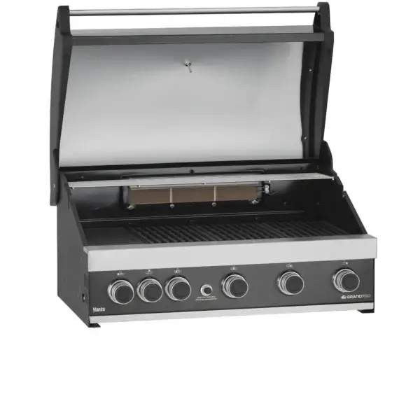 Barbacoa GrandPro Maxim G5 abierta en vista de tres cuartos izquierda, con parrillas, quemador trasero y mandos.