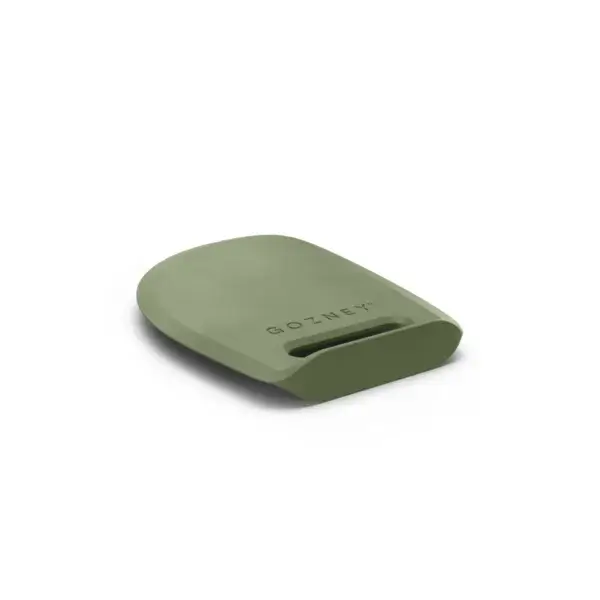 Raspador Gozney Dough Scraper verde en vista angulada sobre fondo blanco.