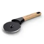 Cortador de pizza Gozney Pizza Cutter en vista tres cuartos, con rueda circular y mango de madera.