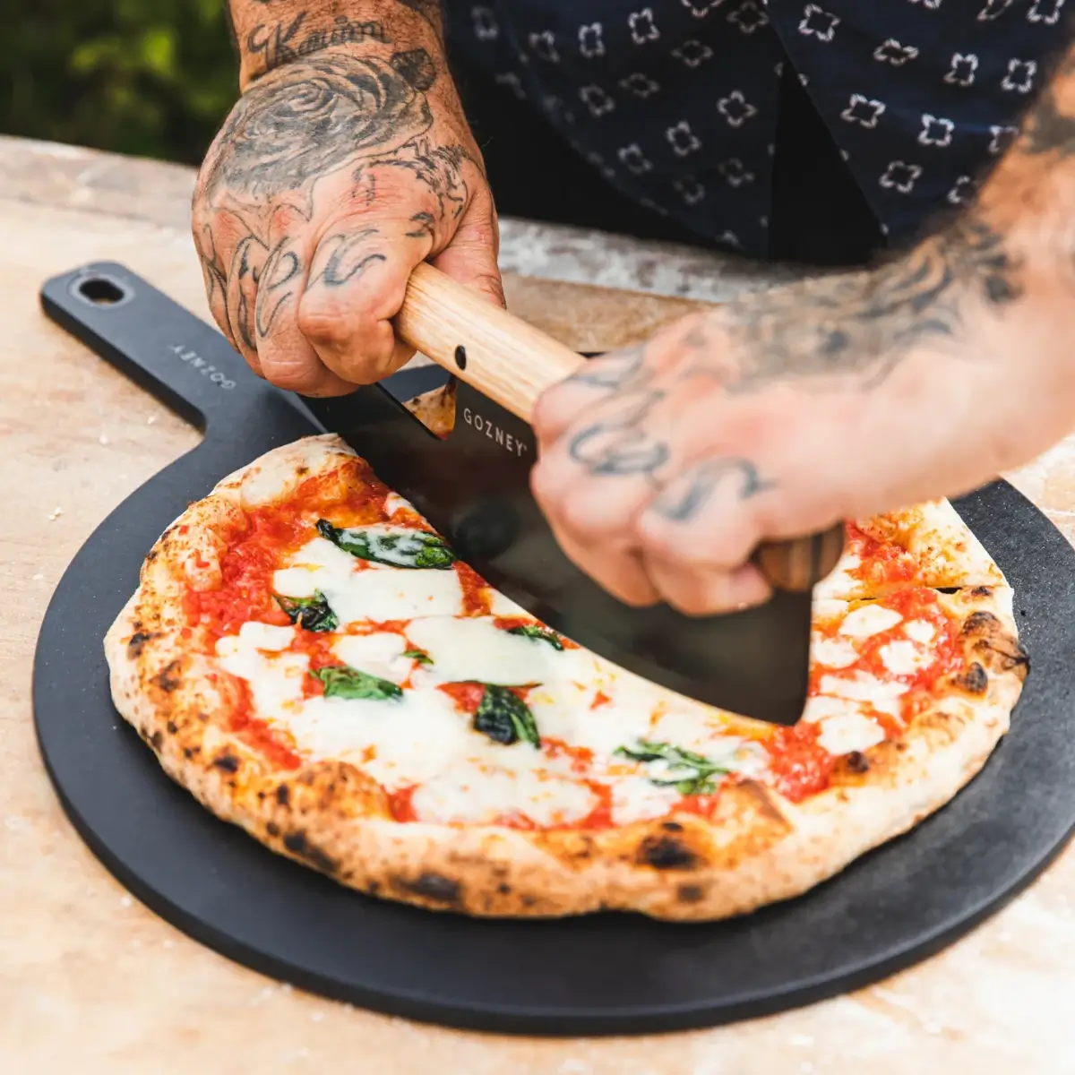 Pizza Margarita servida sobre una tabla para pizza Gozney de 14 pulgadas