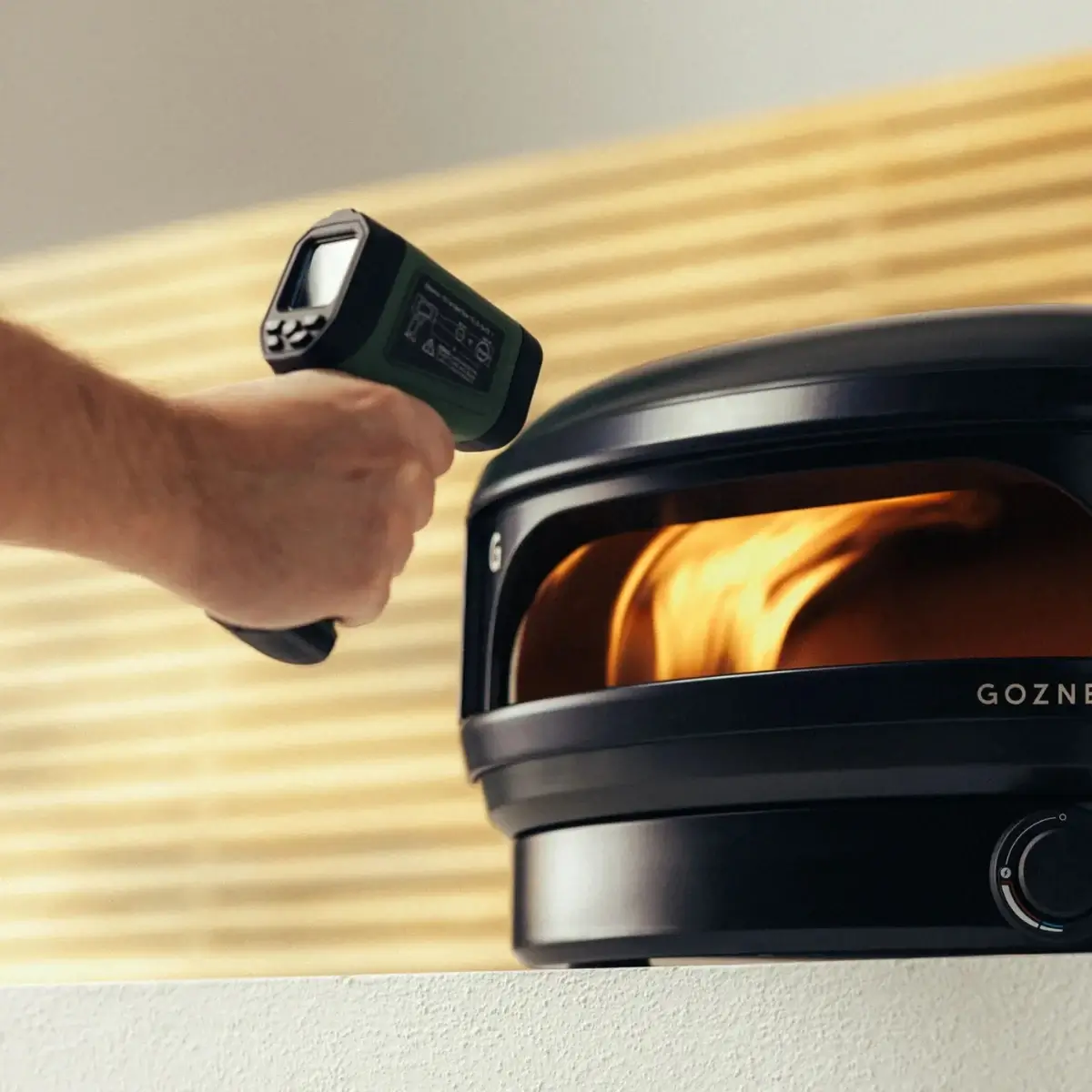 Medición de un horno de pizza con termómetro infrarrojo Gozney Uso del termómetro infrarrojo Gozney para medir la superficie de un horno de pizza