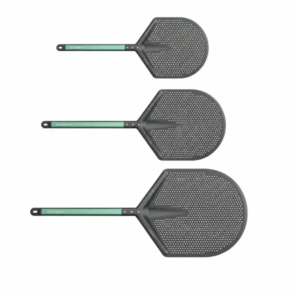 Tres palas Gozney Pro Placement Peel perforadas en tamaños 12, 14 y 16 pulgadas sobre fondo blanco.